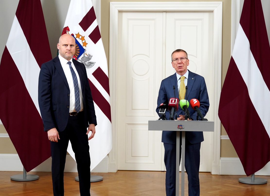 Valsts prezidents Edgars Rinkēvičs (no labās) un Ministru prezidents Andris Kulbergs Rīgas pilī.