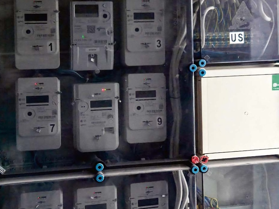 Elektroenerģijas piegādes operators un tirgotājs viedās uzskaites infrastruktūras datus izmanto norēķiniem un tirgus darbībai; tīkla pārvaldītājs – plānošanai, bet mājsaimniecības ieguvums nav automātisks: lai gūtu ietaupījumu, dati jāanalizē un, iespējams, jāmaina paradumi. 