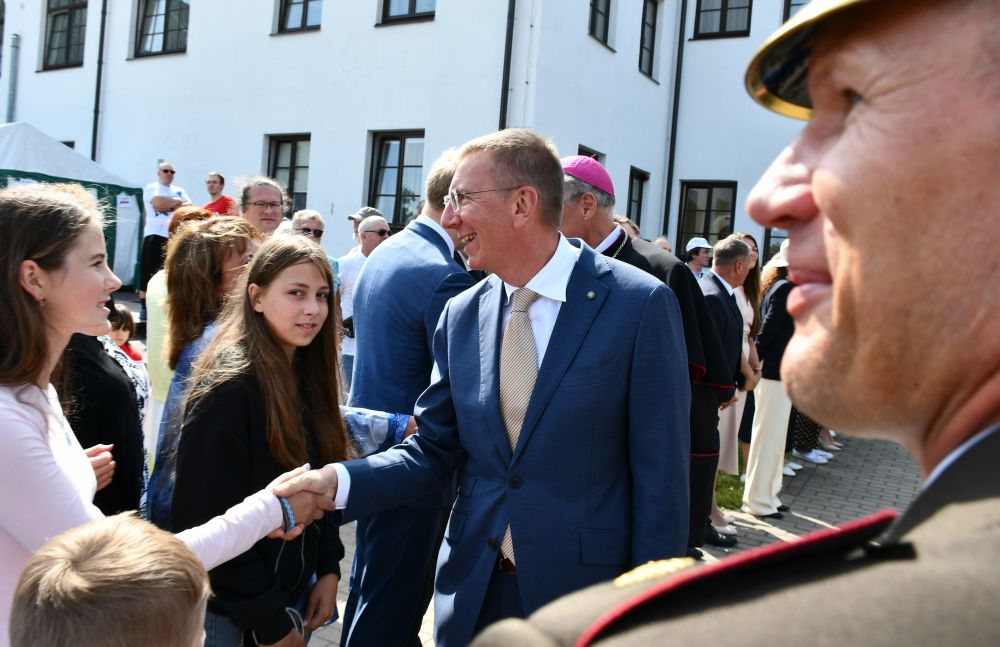 Valsts prezidents Edgars Rinkēvičs (centrā) piedalās Vissvētākās Jaunavas Marijas debesīs uzņemšanas svētku galvenajā Svētajā Misē Aglonā.