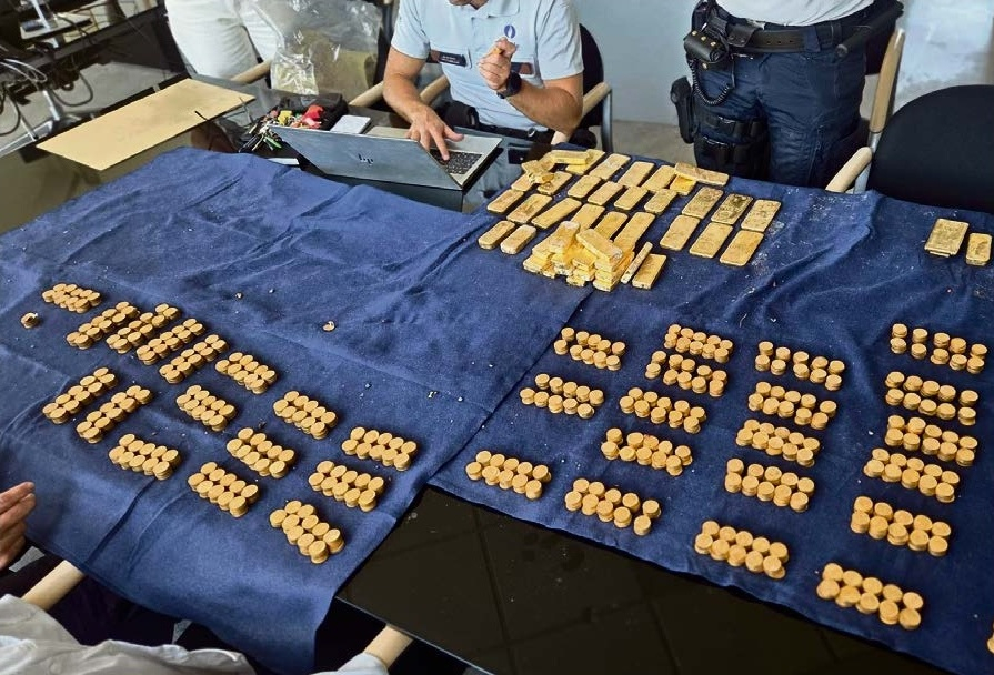 Gadsimtiem glabāts noslēpums? Senas mājas sienā atrod miljoniem vērtu zeltu.