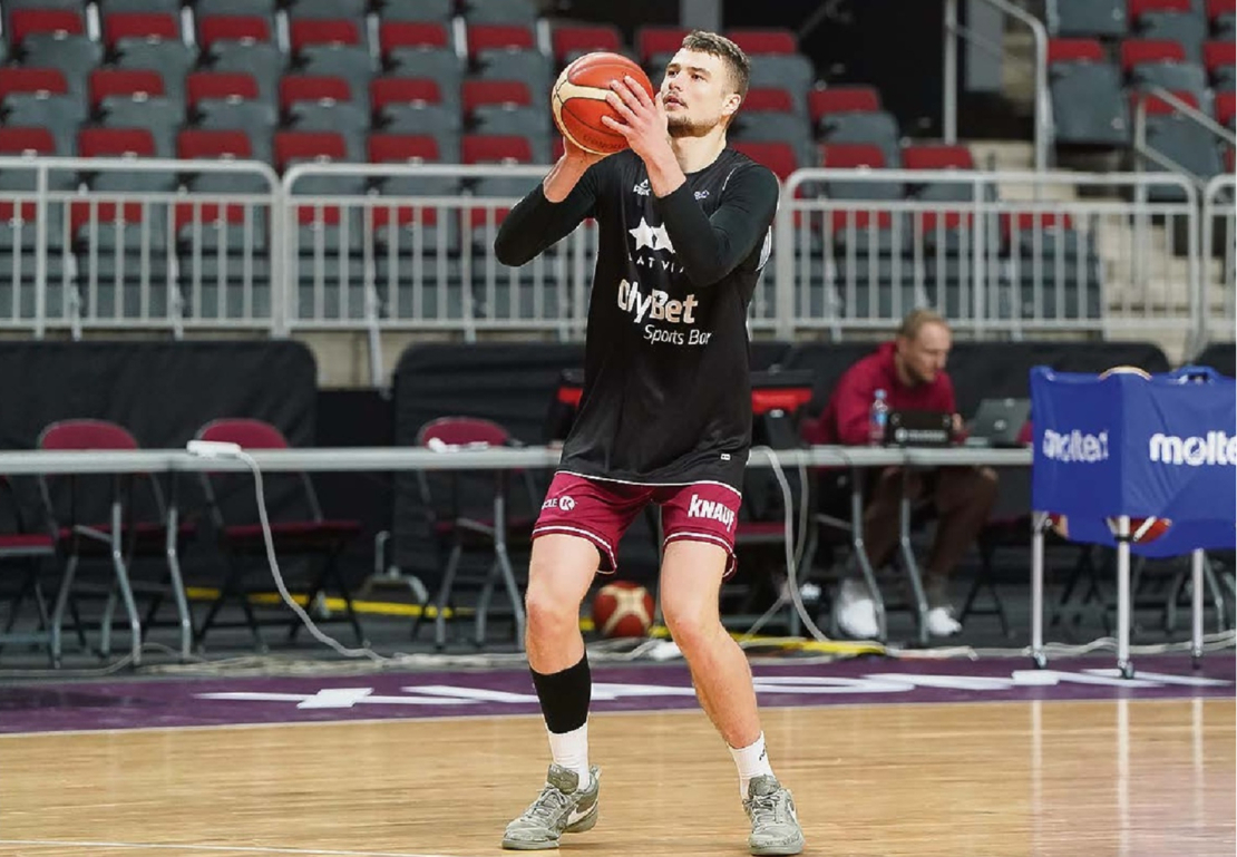 Krišs Helmanis pievienojies Buenosairesas "Boca Juniors" organizācijai, kas pasaulē slavena ar vienu no labākajiem Dienvidamerikas futbola klubiem, bet tās paspārnē ir arī basketbola vienība. Iepriekšējā sezonā groza bumbas meistari uzvarēja Amerikas Čempionu līgā, vietējās meistarsacīkstēs samierinoties vien ar ceturto vietu.