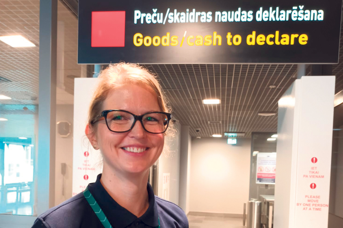 "Daudz, ieskaitot skaidras naudas neatļauta apjoma ievešanu, atklāj kinologi. Tāpat saņemam arī iepriekšēju riska informāciju un mums ir savas specifiskās metodes, ko saprotamu iemeslu dēļ nevaru atklāt," par ievešanas pārkāpumu atklāšanu izteicās RIX Rīgas lidostas muitas kontroles punkta virsuzraudze, muitas policijas majore Linna Mukāne.