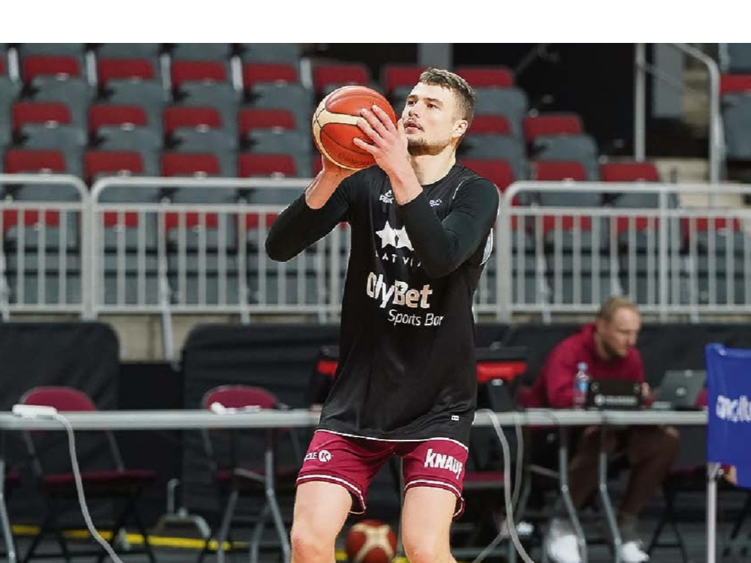 Krišs Helmanis pievienojies Buenosairesas "Boca Juniors" organizācijai, kas pasaulē slavena ar vienu no labākajiem Dienvidamerikas futbola klubiem, bet tās paspārnē ir arī basketbola vienība. Iepriekšējā sezonā groza bumbas meistari uzvarēja Amerikas Čempionu līgā, vietējās meistarsacīkstēs samierinoties vien ar ceturto vietu. 