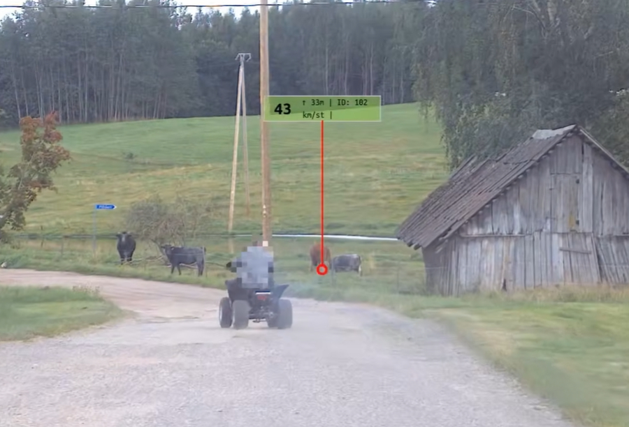 Aizturētais kvadricikla vadītājs bēgšanas brīdī.