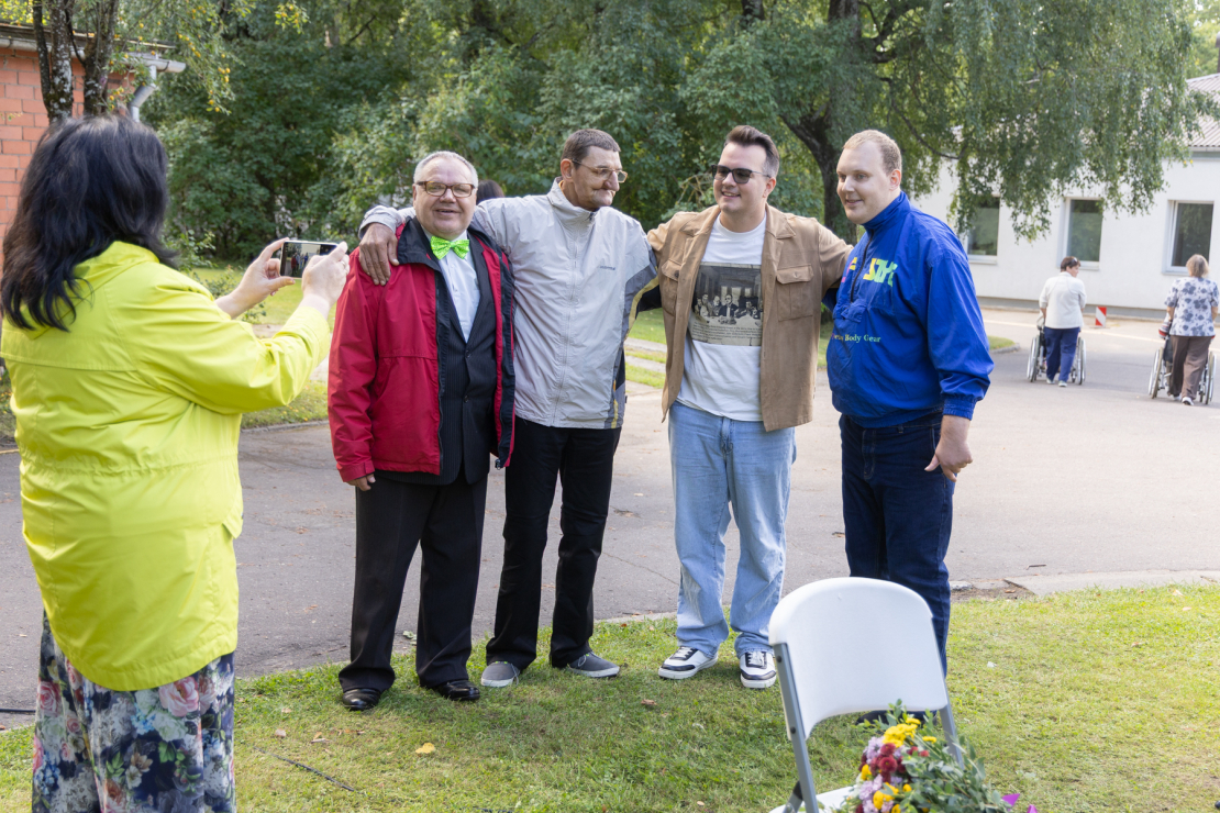 Festivāla "Draugu lokā" dalībnieki VSAC "Rīga" filiāles "Jugla" parkā.