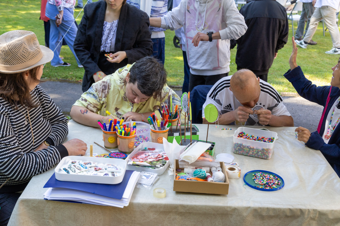Festivāla "Draugu lokā" dalībnieki VSAC "Rīga" filiāles "Jugla" parkā.