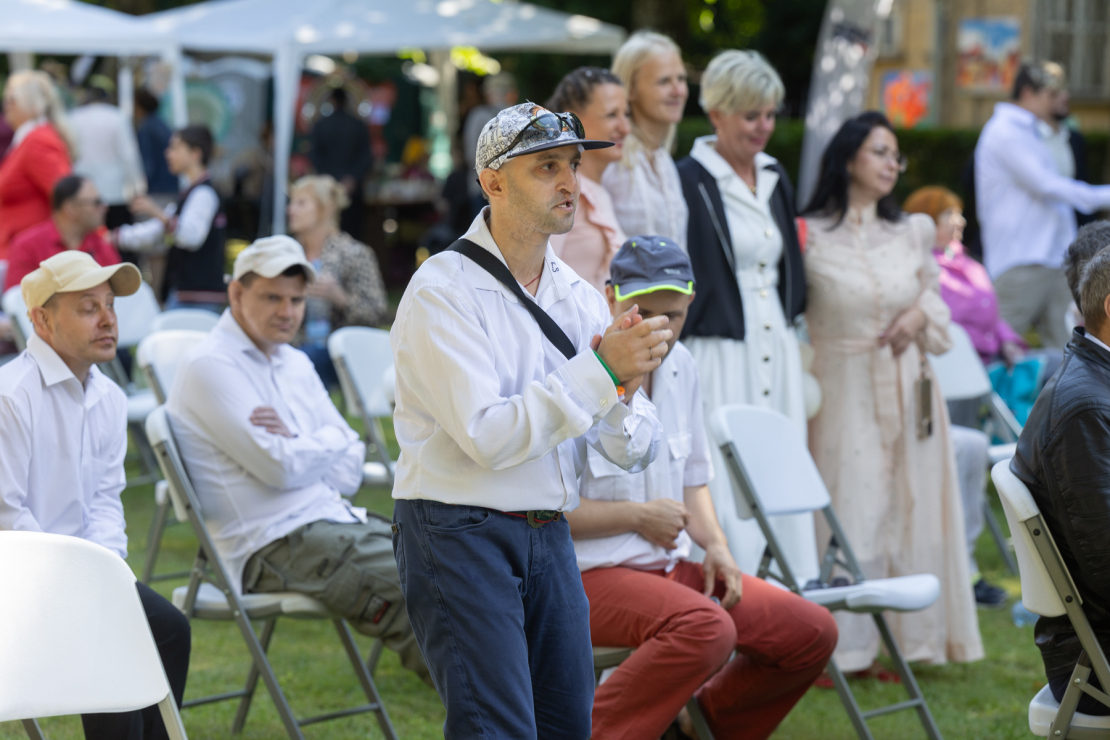 Festivāla "Draugu lokā" dalībnieki VSAC "Rīga" filiāles "Jugla" parkā.