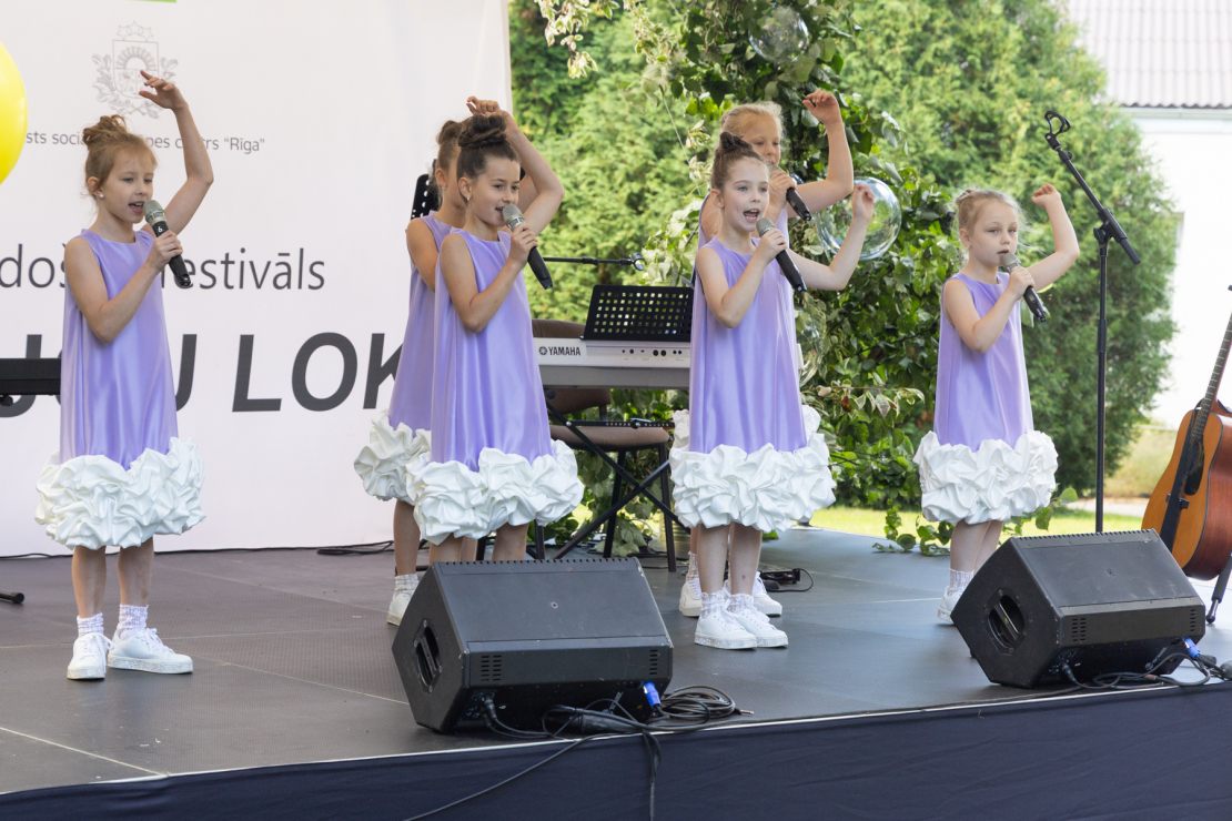 Festivāla "Draugu lokā" dalībnieki VSAC "Rīga" filiāles "Jugla" parkā.