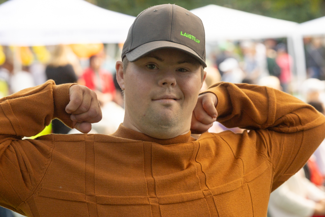 Festivāla "Draugu lokā" dalībnieki VSAC "Rīga" filiāles "Jugla" parkā.