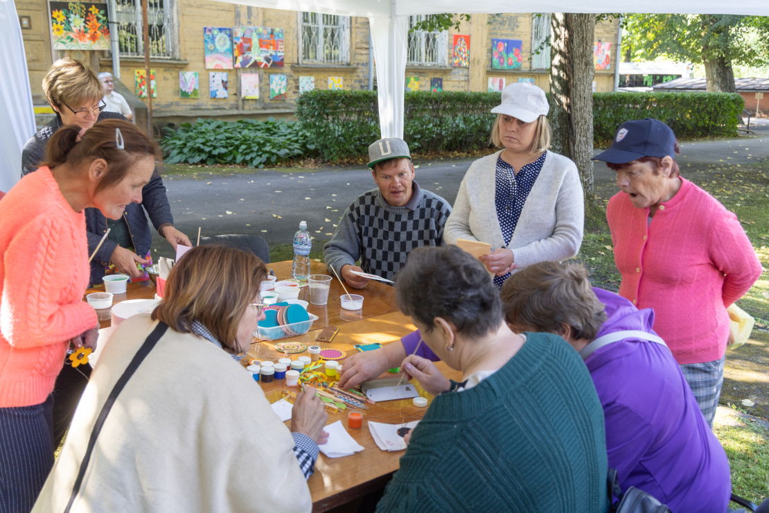 Festivāla "Draugu lokā" dalībnieki VSAC "Rīga" filiāles "Jugla" parkā.