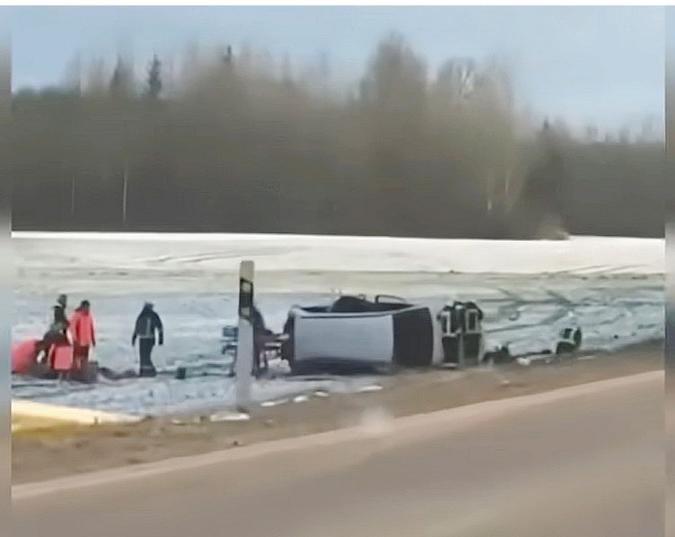 Mašīnai kūleņojot, četri mašīnā sēdošie cilvēki ar milzu spēku izmesti ārā pa logiem.