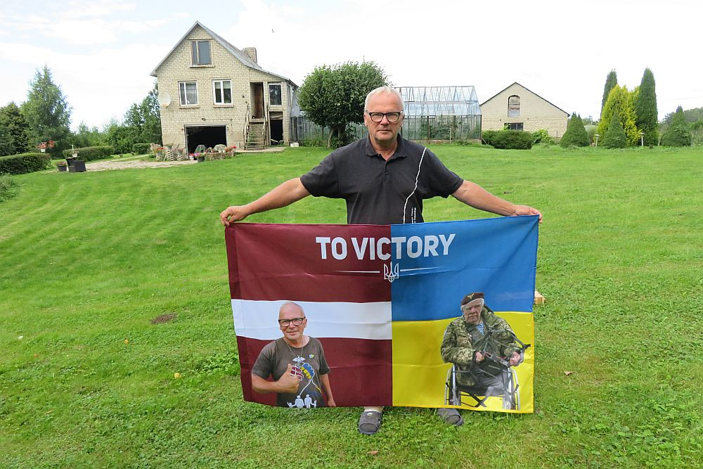 "Cenšos runāt, stāstīt, ko esmu redzējis un piedzīvojis Ukrainā, esmu vairākas reizes bijis arī frontē," saka Aigars Stonis, pārliecinot cilvēkus, ka Ukrainai jāpalīdz.