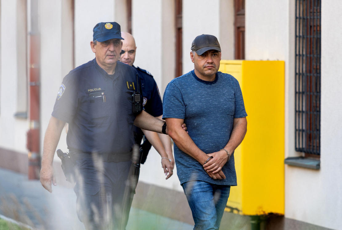 Horvātijas policisti 2026. gada 20. augustā pavada Ukrainas pilsoni Volodimiru Žuravļovu (centrā), profesionālu nirēju, kurš tiek turēts aizdomās par saistību ar 2022. gadā notikušo gāzesvadu “Nord Stream” sabotāžu, uz Pulas apgabaltiesu Horvātijā. Žuravļovs tika aizturēts 19. augustā Horvātijā aizdomās par līdzdalību “Nord Stream” gāzesvadu, kas savieno Krieviju un Vāciju, spridzināšanā 2022. gadā. Vācijas Federālā ģenerālprokuratūra paziņoja, ka Žuravļovs, kurš ir apmācīts nirējs, aizturēts Pulā un tiek “pamatoti turēts aizdomās par kopīgu sprādzienu izraisīšanu”.