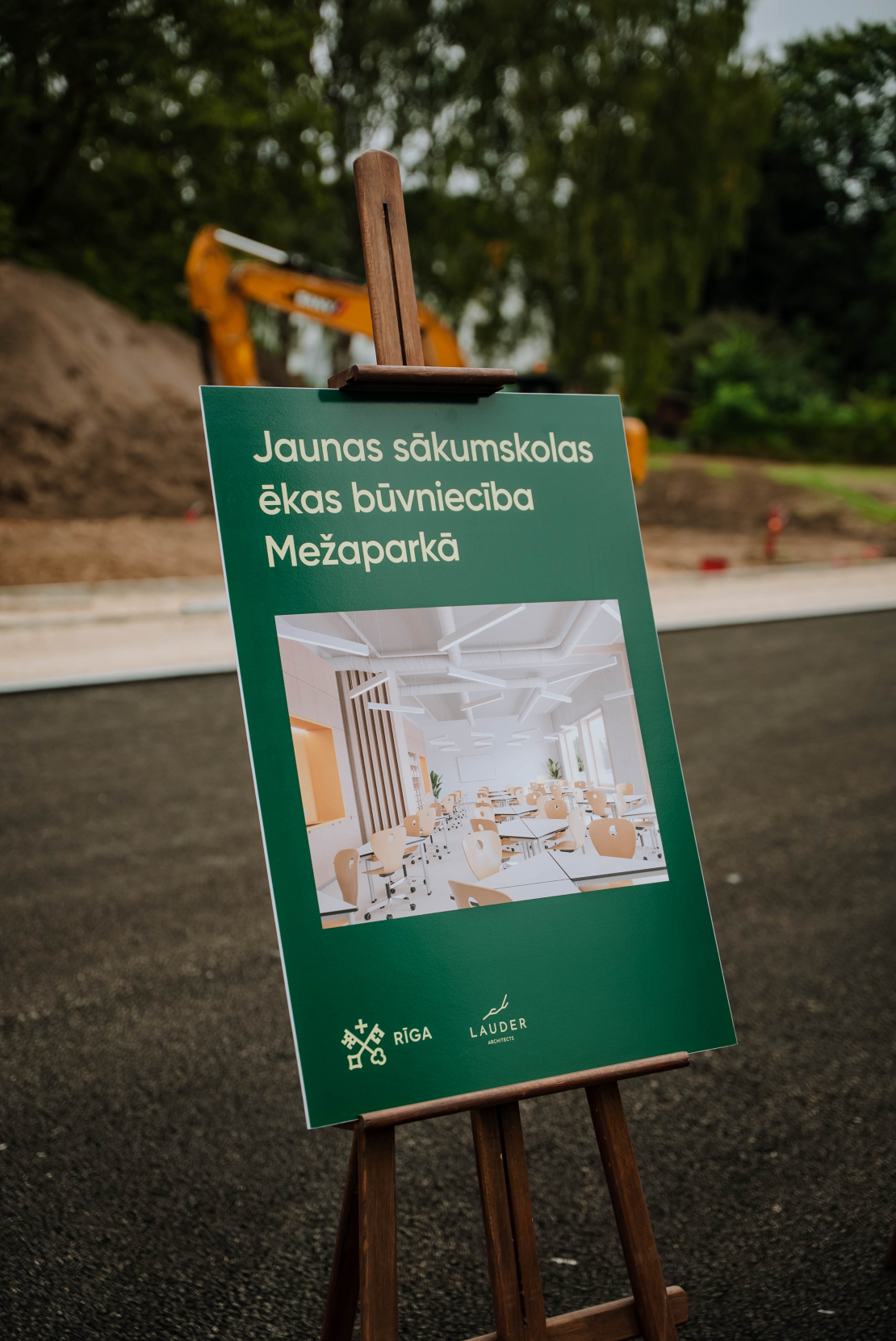 Mežaparkā top jaunās sākumskolas ēka.