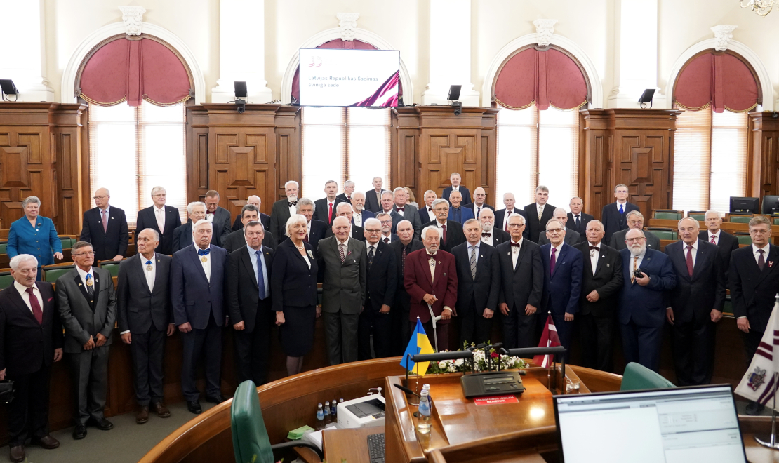 Augstākās padomes deputāti fotografējas kopbildei Saeimas svinīgajā sēdē Latvijas Republikas Neatkarības atjaunošanas 35. gadadienā.