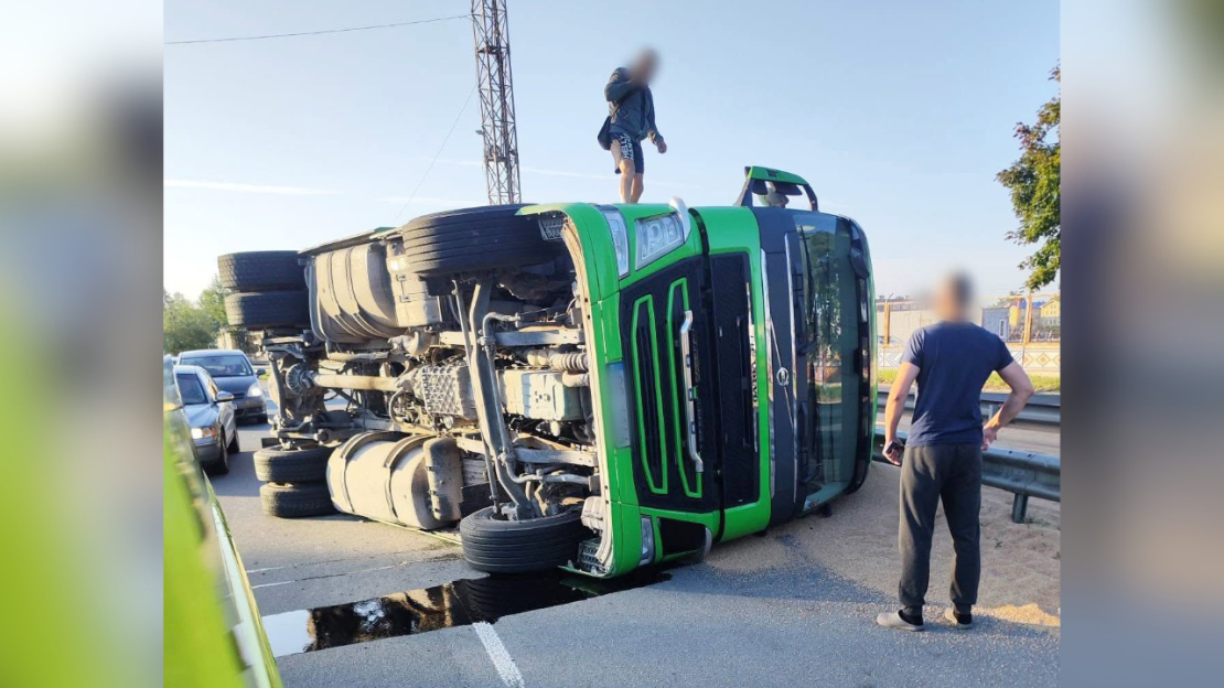 Avarējušais kravas auto.