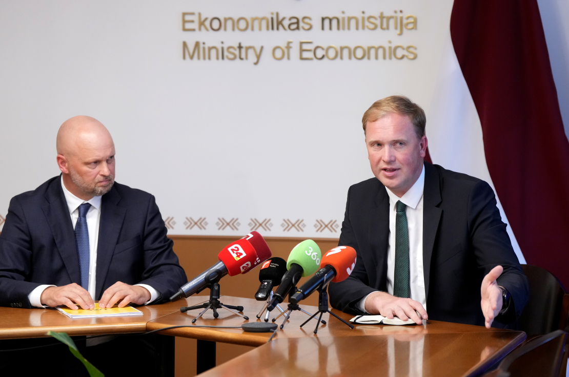 "Tet" valdes priekšsēdētājs Uldis Tatarčuks (no kreisās) un ekonomikas ministrs Viktors Valainis piedalās mediju brīfingā pēc tikšanās, kurā ministrs uzklausīja SIA "Tet" padomes un valdes, kā arī publisko aktīvu pārvaldītāja "Possessor" ziņojumus par uzņēmuma rīcībā esošo informāciju saistībā ar kiberincidentu Ceļu satiksmes drošības direkcijā un pārrunāja "Tet" veikto iekšējo izmeklēšanu.