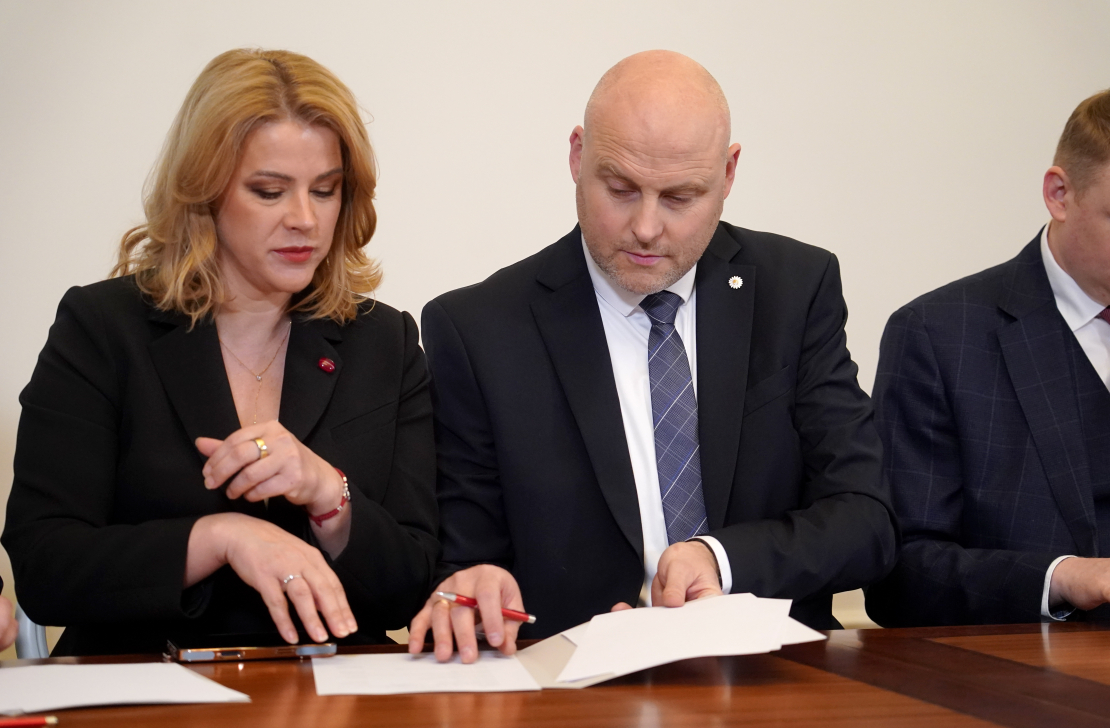 Līdzšinējā Ministru prezidente Evika Siliņa un Ministru prezidenta amata kandidāts Andris Kulbergs Saeimas nama Viesu zālē.