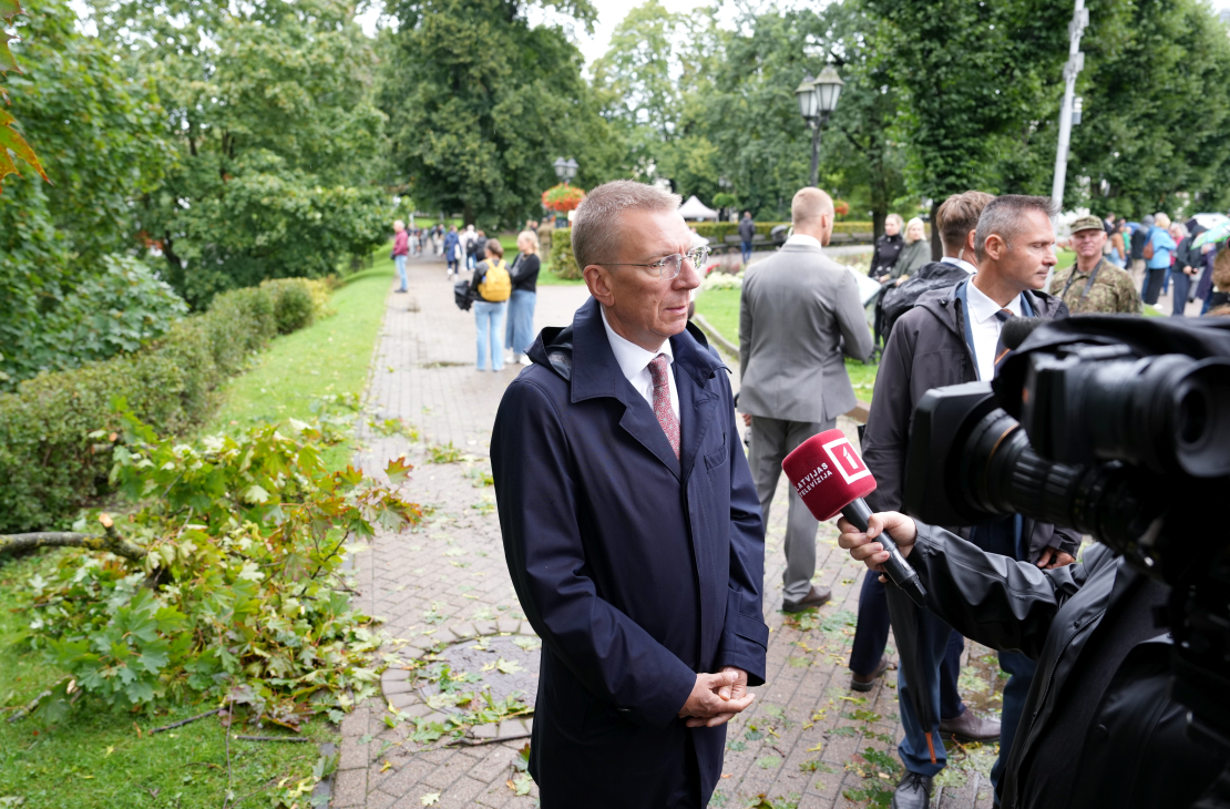 Valsts prezidents Edgars Rinkēvičs (no kreisās) atbild uz žurnālistu jautājumiem Zemessardzes 35. gadadienas svinīgās ceremonijas laikā pie Brīvības pieminekļa.