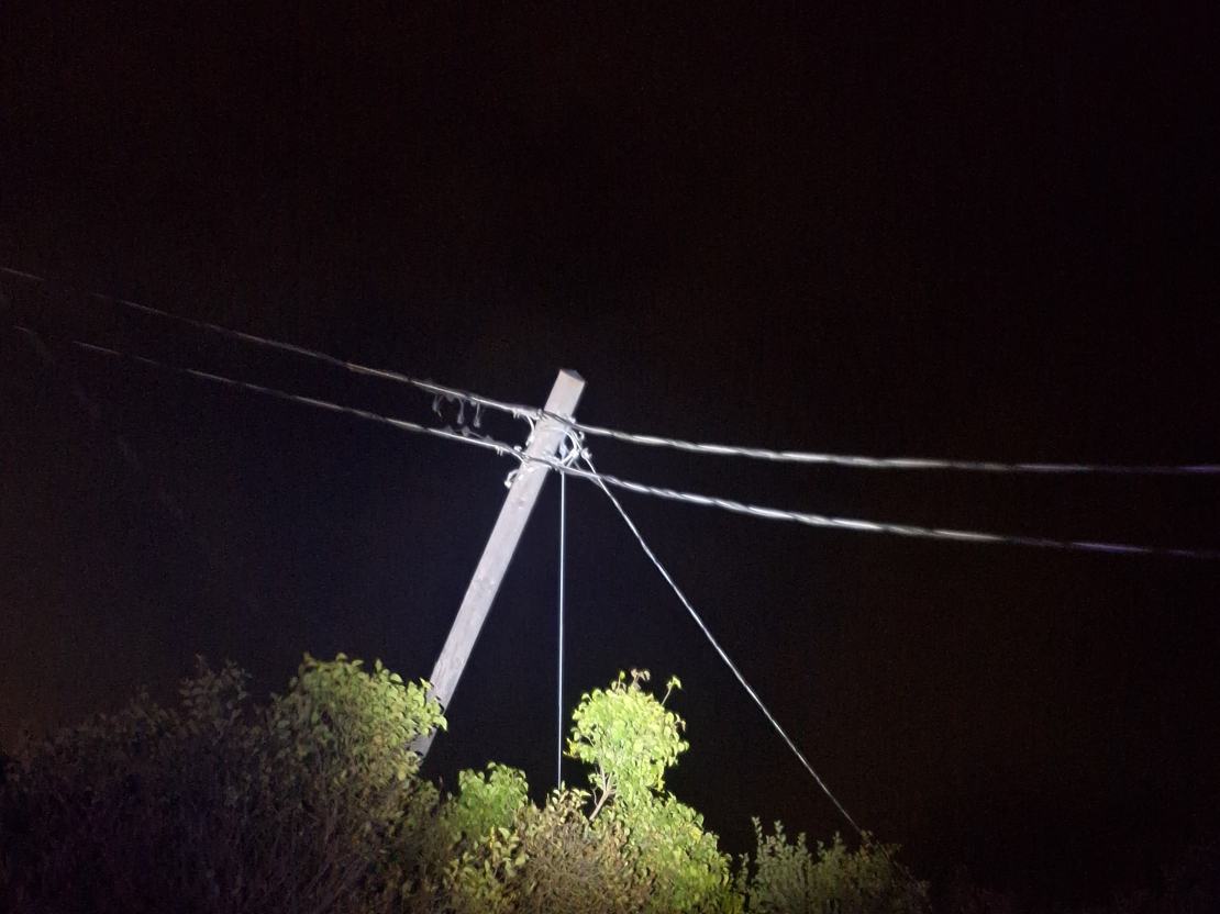 "Sadales tīkls" strādā pie vētras izraisīto elektrotīkla bojājumu novēršanas.