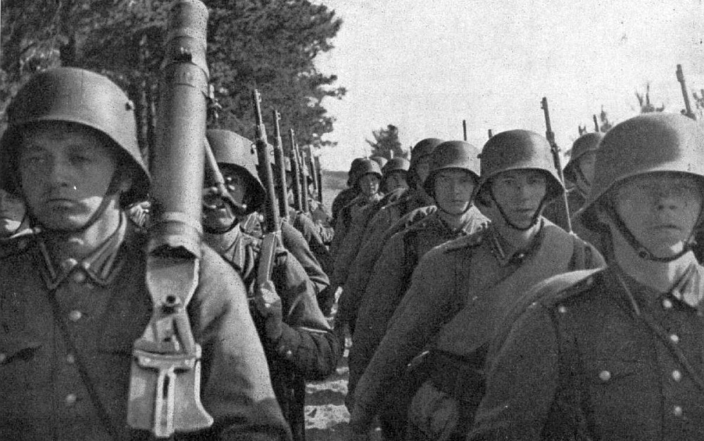Latvijas armijas karavīri pārgājienā 30. gadu beigās. Pēc armijas vadības aprēķiniem, uzbrukuma gadījumā munīcijas pietiktu ap divu nedēļu karadarbībai.