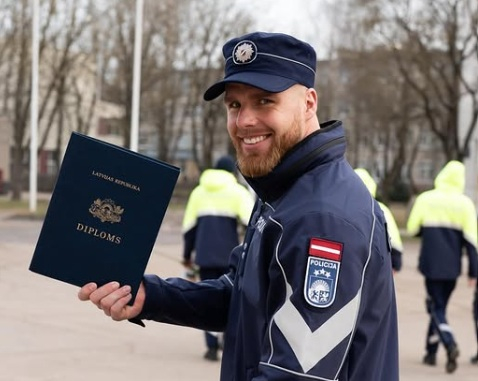 Kamaniņu braucējs Kristers Aparjods šā gada aprīlī absolvējis Valsts policijas koledžu.