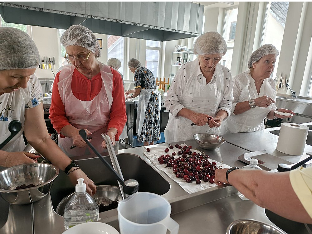 Biedrība "Kuldīgas Senioru skola" ir viena no aktīvajām organizācijām, kas veicina senioru sociālo iesaisti, līdzdalību vietējās kopienas dzīvē un jaunu prasmju apguvi. Attēlā: Kuldīgas Senioru skolas dalībnieces projektā "Kulinārais stāstu klubs" mācās jaunas receptes un prasmi sadarboties.