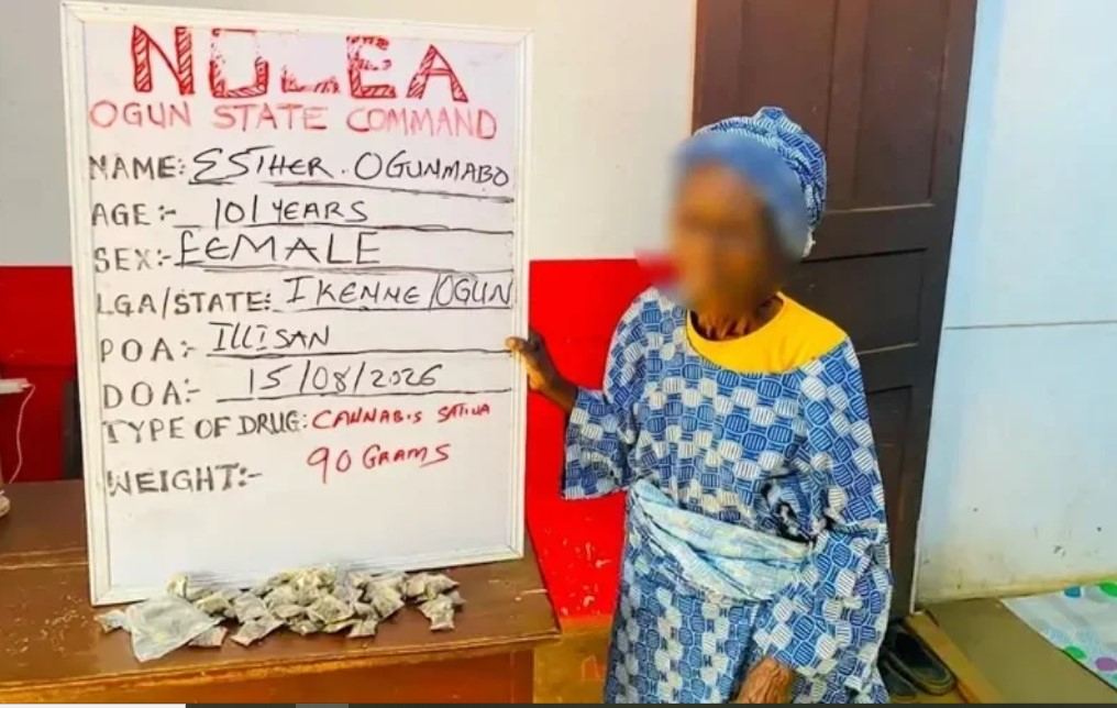 Estere Ogunmabo ugunsgrēkā zaudēja savu mazo biznesu un sāka tirgot “zālīti”. 
