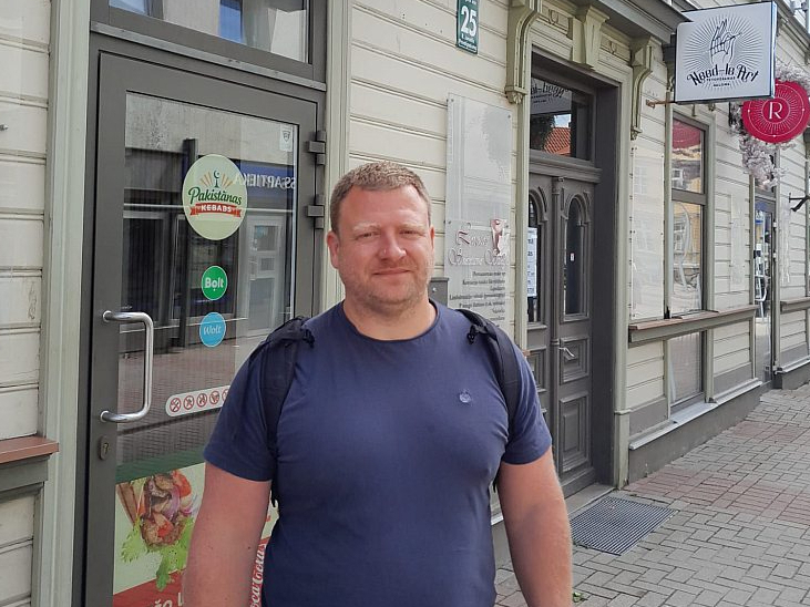 Jānis Rupeiks pie kebabnīcas Liepājā – tās darbinieks vēlējās iepazīties ar viņa 11 gadus veco meitu.