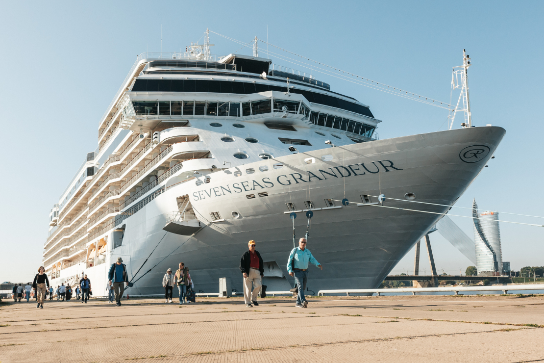 Rīgā pirmo reizi viesojas luksusa kruīza kuģis "Seven Seas Grandeur".