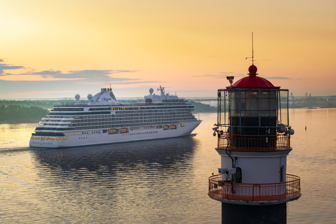 Rīgā pirmo reizi viesojas luksusa kruīza kuģis "Seven Seas Grandeur".