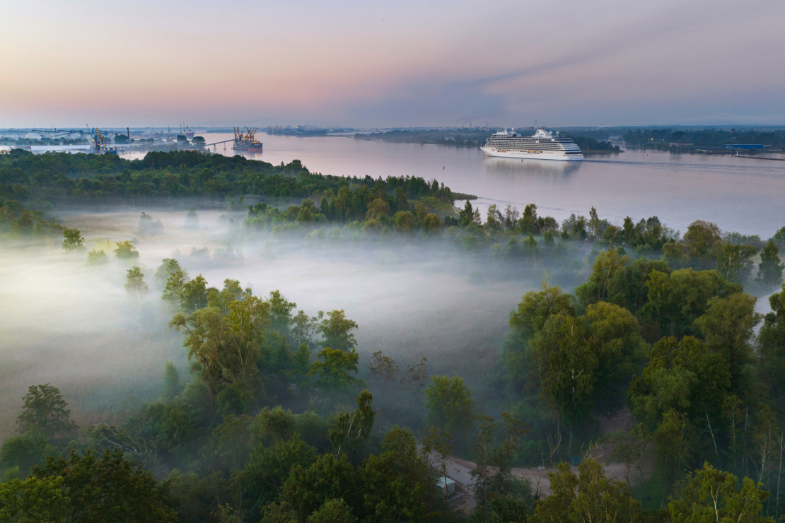 Rīgā pirmo reizi viesojas luksusa kruīza kuģis "Seven Seas Grandeur".
