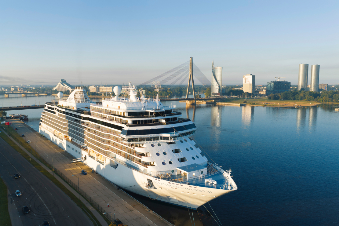 Rīgā pirmo reizi viesojas luksusa kruīza kuģis "Seven Seas Grandeur".