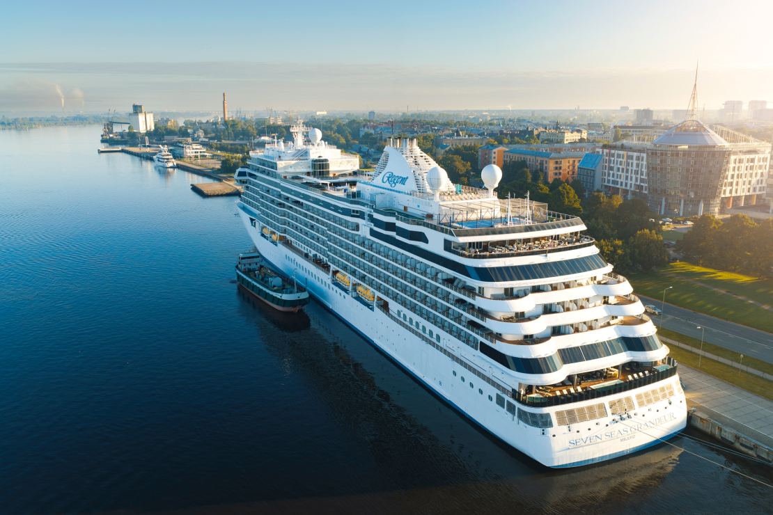 Rīgā pirmo reizi viesojas luksusa kruīza kuģis "Seven Seas Grandeur".
