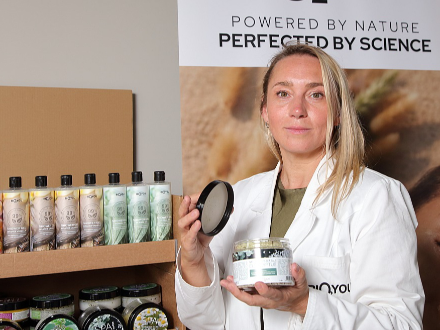 "Vēlos izveidot uzņēmumu, pie kura Eiropas zīmoli nāk ne tikai ražot kosmētiku, bet arī attīstīt jaunus produktus no idejas līdz gatavam produktam. Mums ir liels potenciāls – labi speciālisti, zināšanas, laboratorijas un ražošanas iespējas, tāpēc mēs varam palīdzēt vairot kosmētikas nozares reputāciju arī ārpus Latvijas robežām," saka uzņēmuma "B2Y" vadītāja Asta Velivīte.