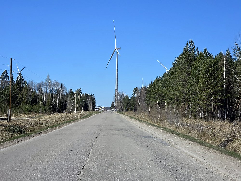 Šogad septembrī paredzēts nodot ekspluatācijā vēja parku "Laflora" Kaigu purvā, bet 2027. gada pirmajā pusē – vēja parku Pienavā Tukuma novadā, tad arī gaidāmi pirmie kompensāciju maksājumi iedzīvotājiem un pašvaldībām, kas dzīvo parku tuvumā.