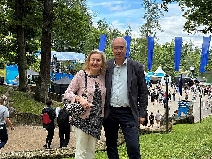 Somijas vēstniece Latvijā Anne Saloranta ar vīru Kari Salorantu.