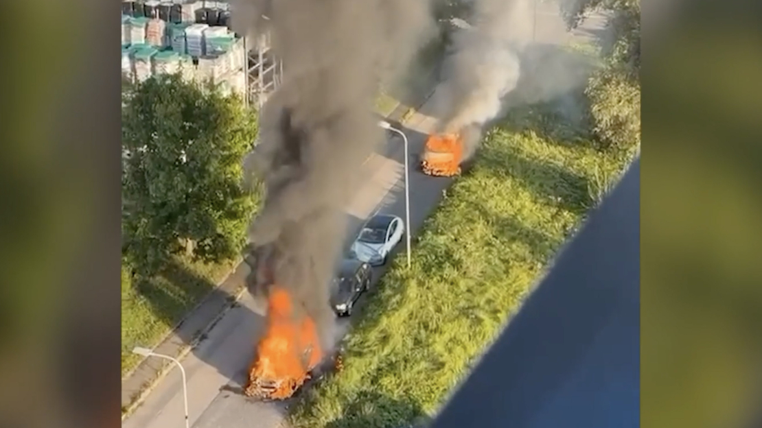 Auto novietojums liek domāt par ļaunprātīgu dedzināšanu.