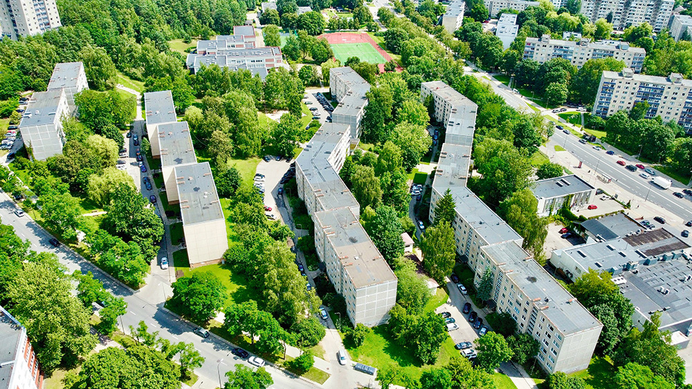Daudzdzīvokļu namu pagalmiem piemērojamas dzīvojamās zonas prasības.