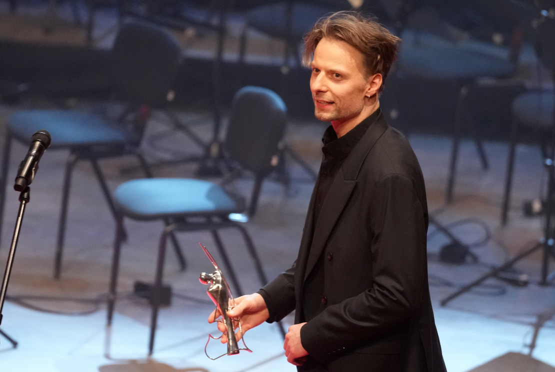 Sitaminstrumentālists Kaspars Kurdeko šogad saņēma Lielo Mūzikas balvu "Par izcilu sniegumu džezā". Arī koncertā "M/Darbnīcā" viņš spēja uzņemties iniciatīvu un izcēlās ar izteiksmes līdzekļu bagātīgumu un spēles plastiku.