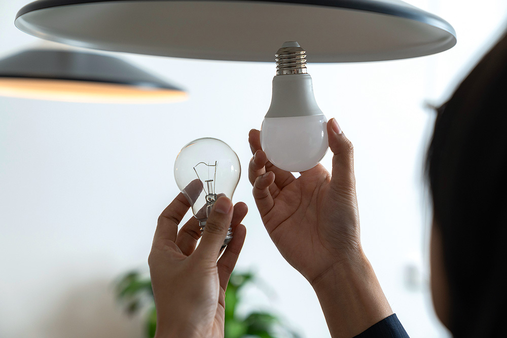 LED spuldzes patērē vidēji par 80–90% mazāk elektroenerģijas nekā citu veidu spuldzes un to darbības laiks ir ilgāks.