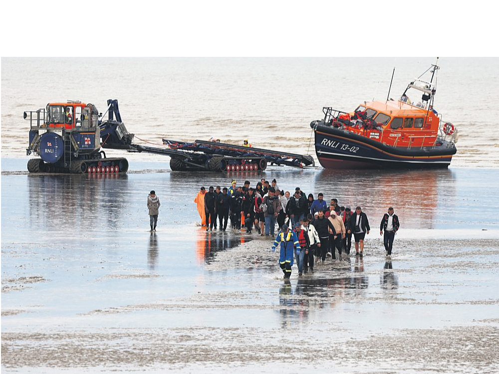 Šis foto no Kentas grāfistes ir jau vēsture. Tagad migranti pa ūdensceļiem vienā piegājienā ierodas Apvienotajā Karalistē daudz lielākā skaitā.