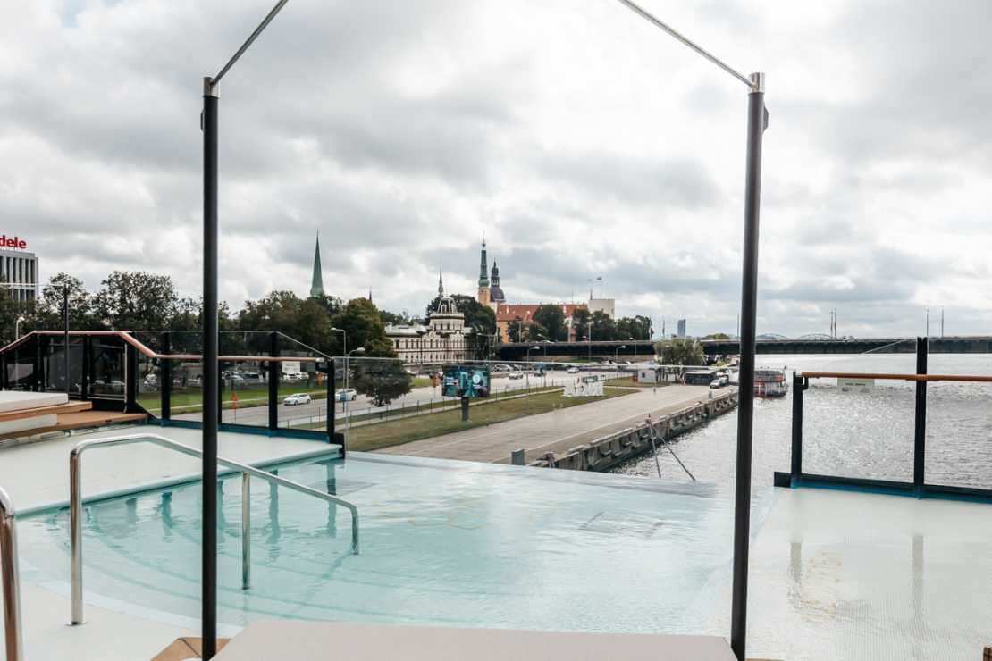 Rīgas ostā piestājis luksusa kruīza kuģis EXPLORA III.