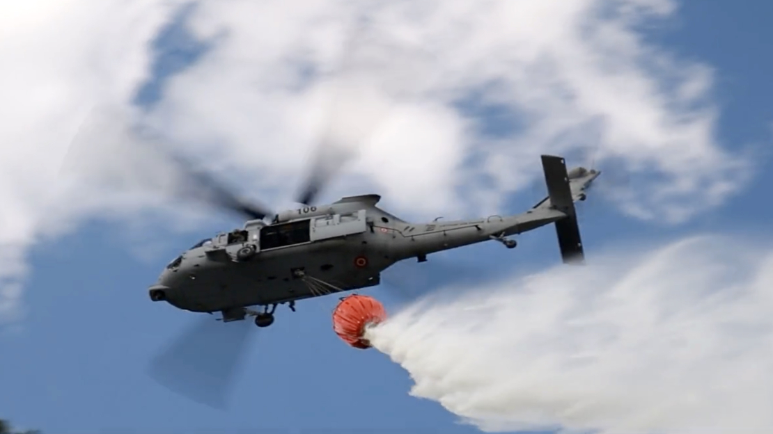 Smiltenes novadā trenējas dzēst plašu meža ugunsgrēku ar NBS helikopteru.