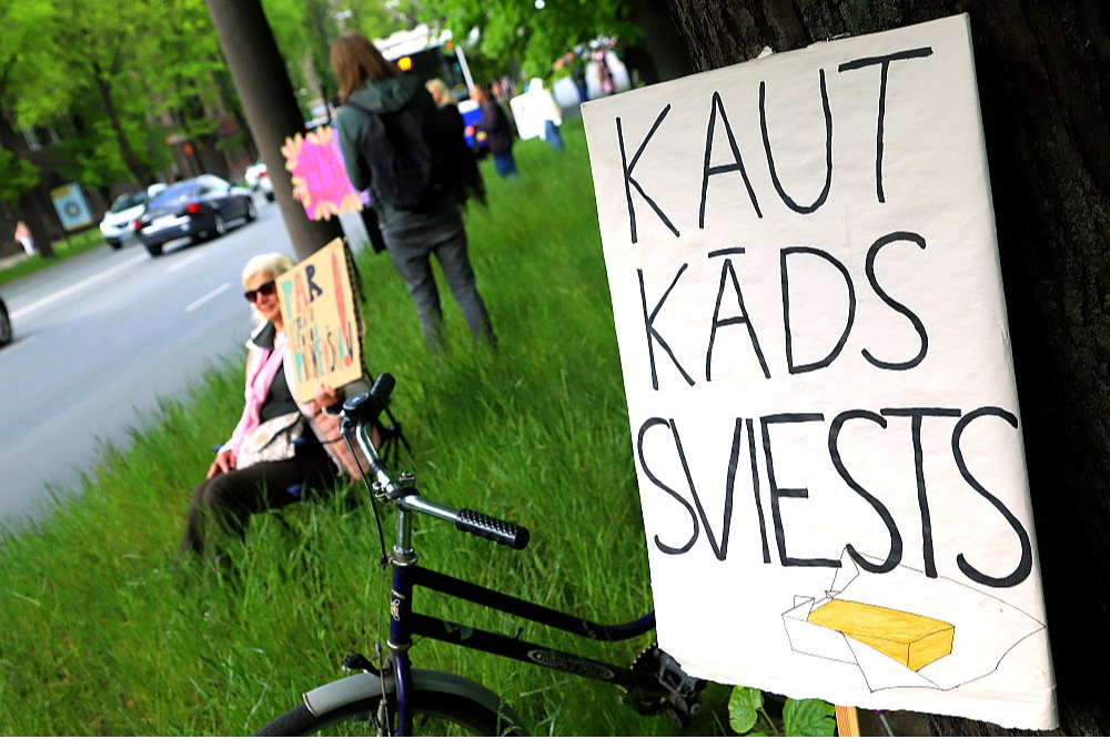 Latvijā daudzas "ārzemju modes" ienāk ar novēlošanos, bet nu jau arī mūsu zinātnieki, lai tiktu pie naudas, apguvuši jaunu terminoloģiju un lozungus. Ilustratīvs attēls.