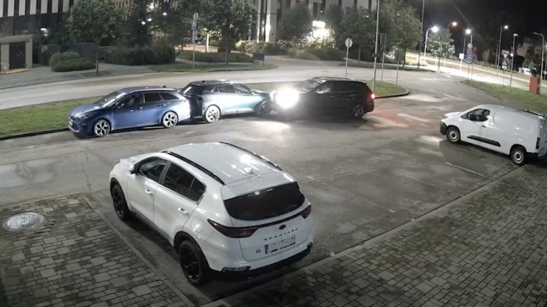 Video redzams, kā melnas krāsas “Hyundai Santa Fe”  ietriecas stāvēšanai novietotā apvidus automašīnā.