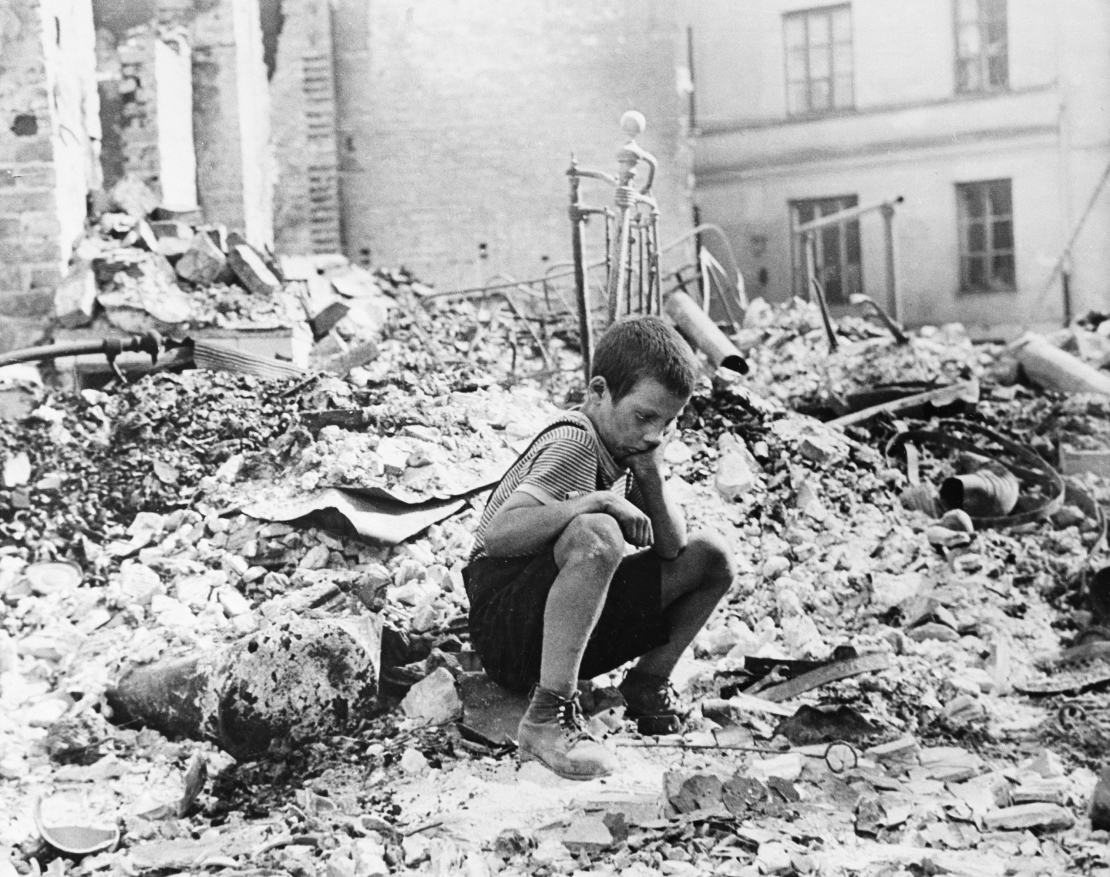 Jauns poļu zēns savas mājas drupās pēc Vācijas gaisa uzlidojuma Varšavai 1939. gada septembrī, Otrā pasaules kara sākumā. 