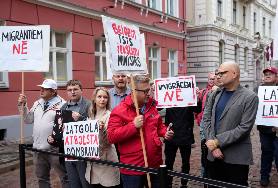 Pie Saeimas ēkas notiek Nacionālās apvienības rīkots pikets iekšlietu ministra Jāņa Dombravas atbalstam.