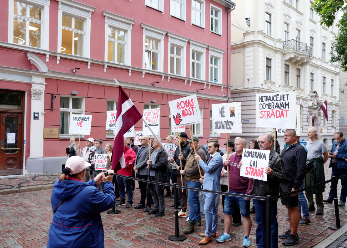 Pie Saeimas ēkas notiek Nacionālās apvienības rīkots pikets iekšlietu ministra Jāņa Dombravas atbalstam.