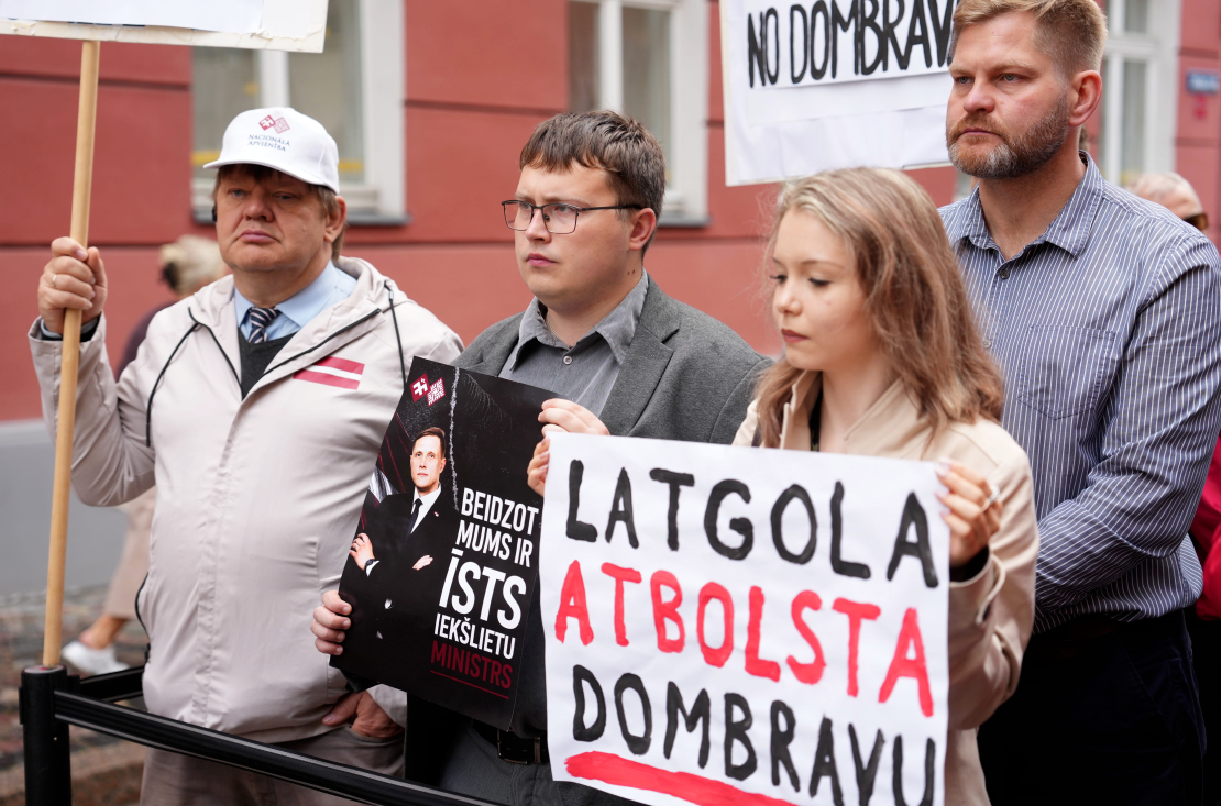 Pie Saeimas ēkas notiek Nacionālās apvienības rīkots pikets iekšlietu ministra Jāņa Dombravas atbalstam.